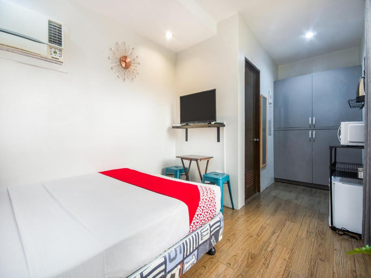 Oyo 443 Maria Cristina Arcade Suites Себу Экстерьер фото